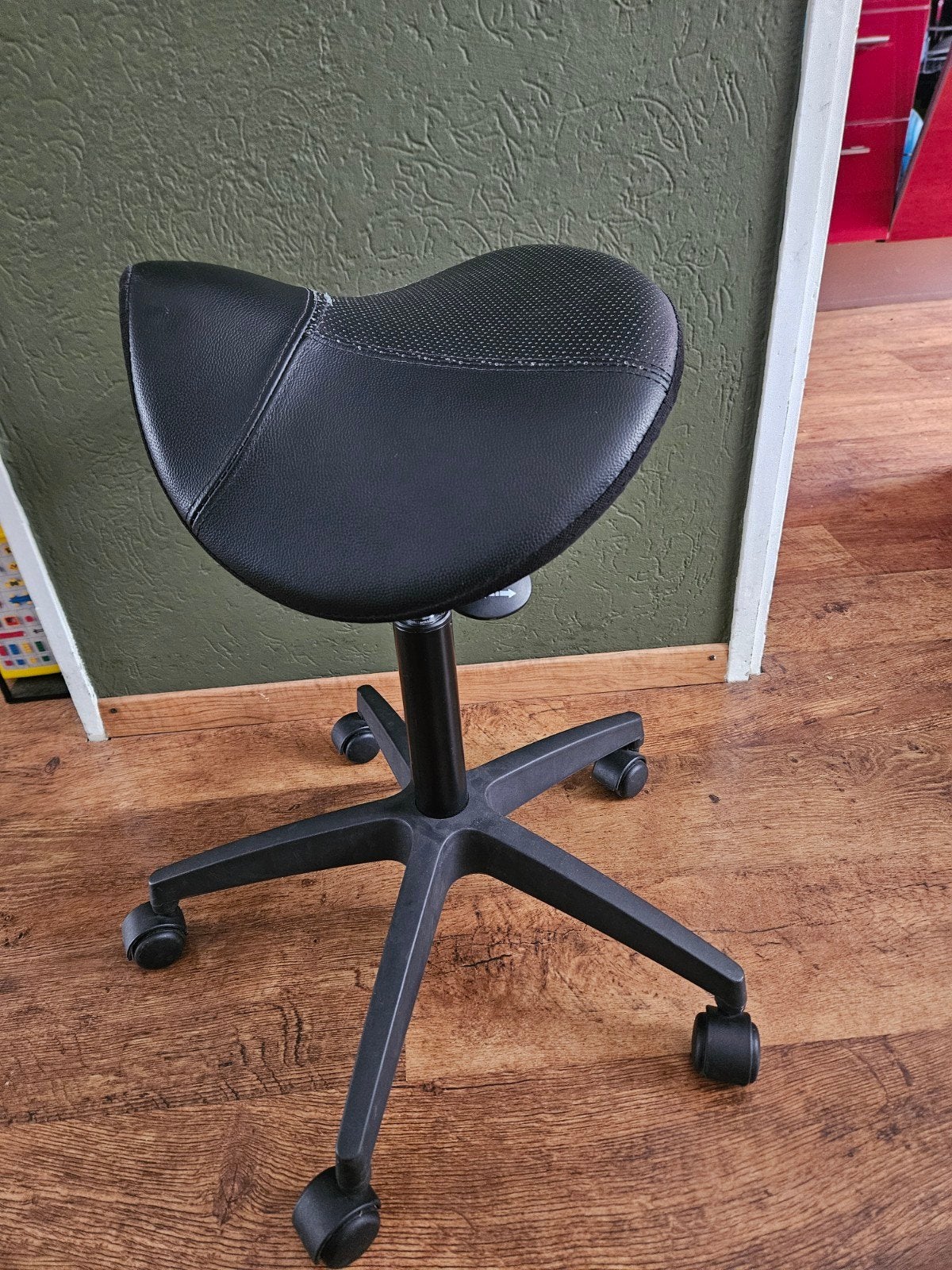 Zwarte ergonomische zadelkruk met wielen, Ophalen, Gebruikt, Zwart, Bureaukruk