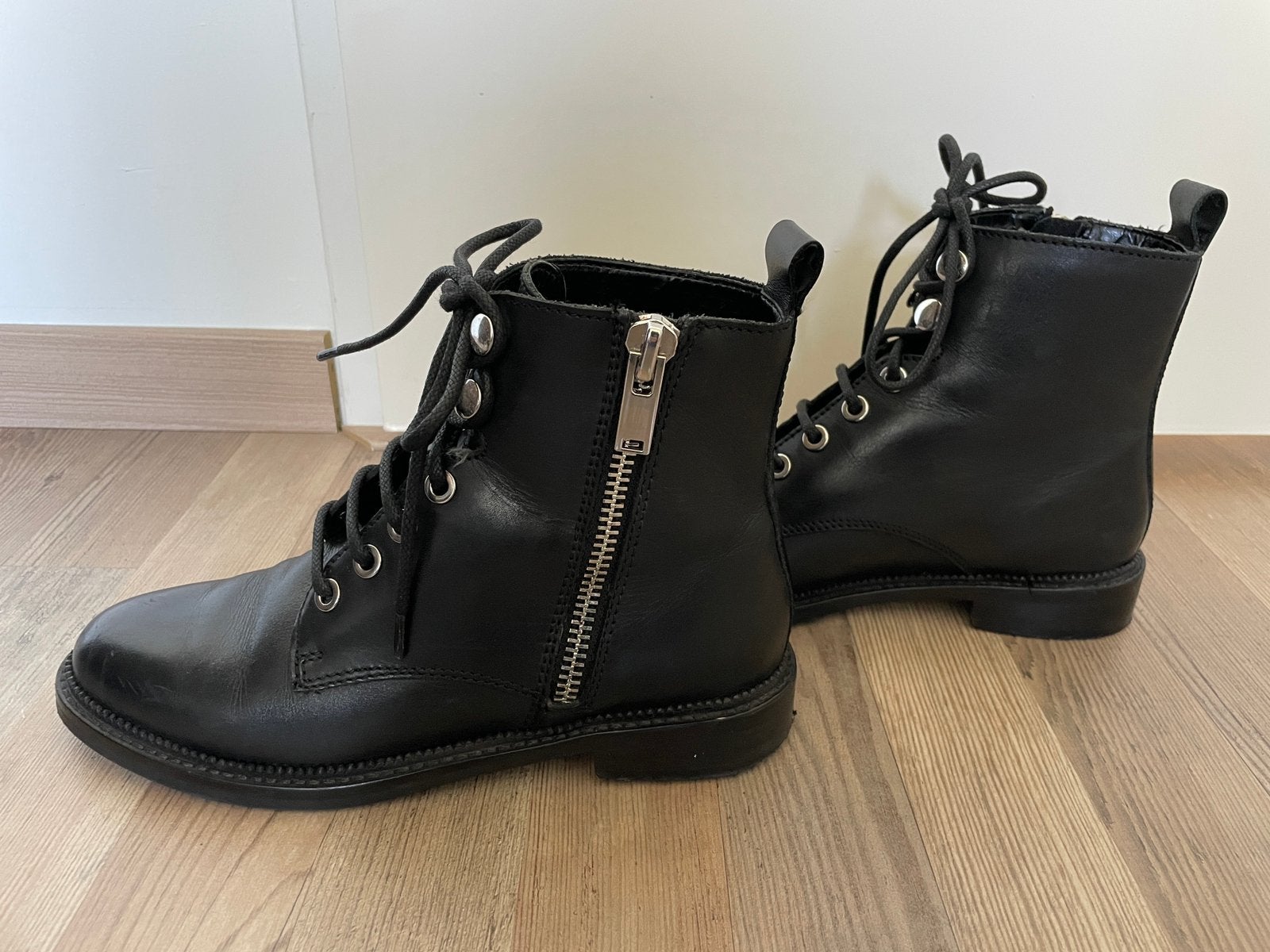 Zwarte leren veterlaarsjes van Mango maat 38, Kleding | Dames, Zwart, Lage of Enkellaarzen, Ophalen of Verzenden, Zo goed als nieuw