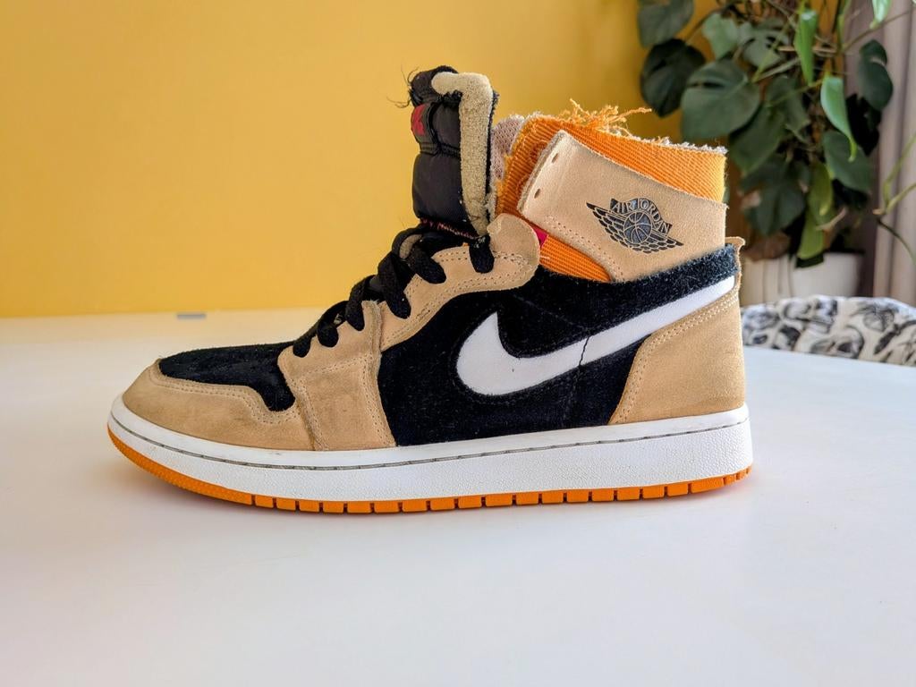 Nike CMFT 'Pumpkin Spice' Limited Edition Sneakers, Ophalen of Verzenden, Gedragen