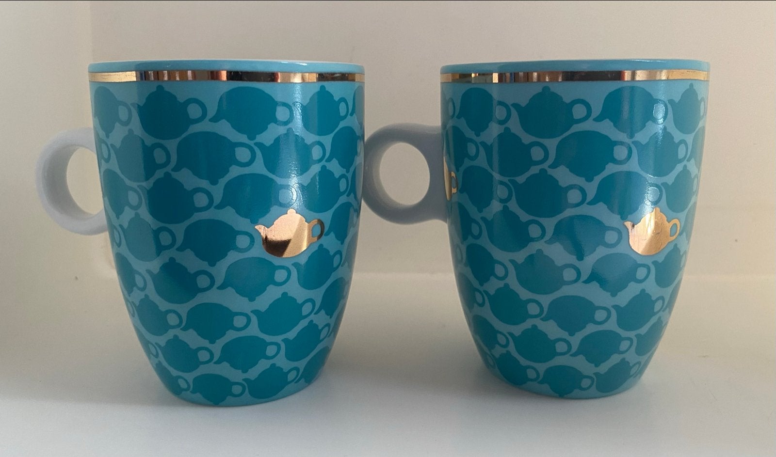 2 Pickwick theemokken - Blauw met theepotjes. Hoogte 9,5 cm., Overige materialen, Zo goed als nieuw, Overige stijlen, Mok