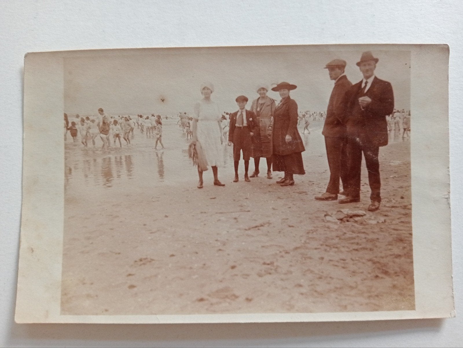 Nette mensen op een strand fotokaart omstreeks 1920, Verzamelen, Ophalen of Verzenden, Voor 1940, Gebruikt