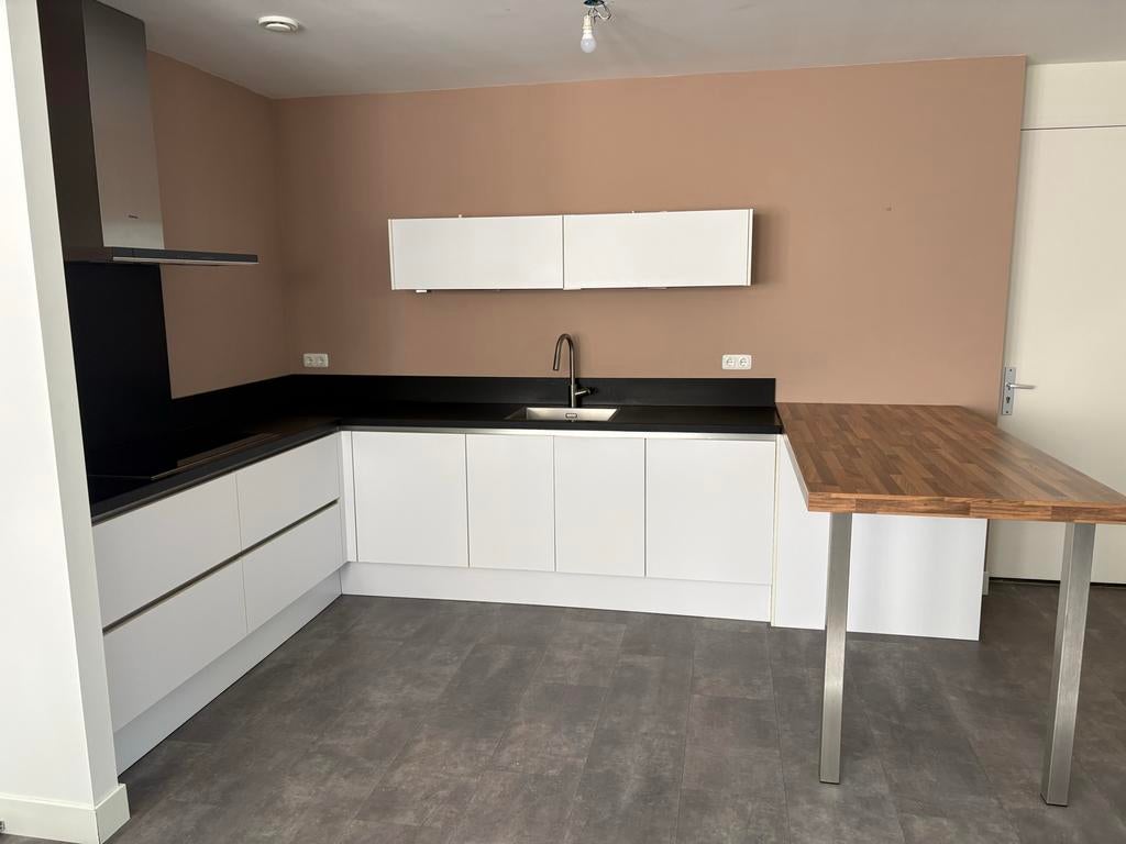 Moderne hoekkeuken met eiland en inbouwapparatuur, Huis en Inrichting, Keuken | Complete keukens, Ophalen, Gebruikt, Overige materialen