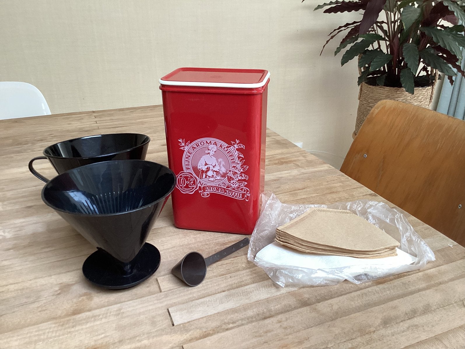 Vintage Douwe Egberts voorraadbus met filters, Gebruikt, Kunststof, Ophalen of Verzenden, Voorraadpot