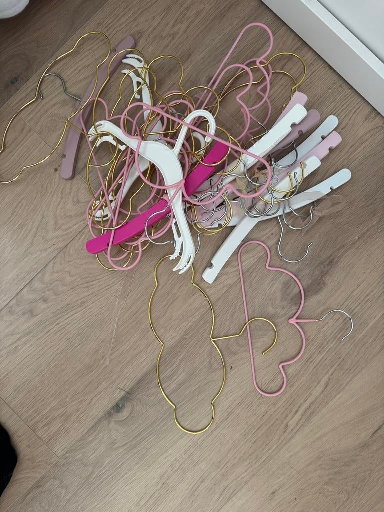 Stapel kinder kledinghangers - diverse kleuren en materialen, Kleding | Dames, Kledinghangers, Ophalen of Verzenden, Gebruikt