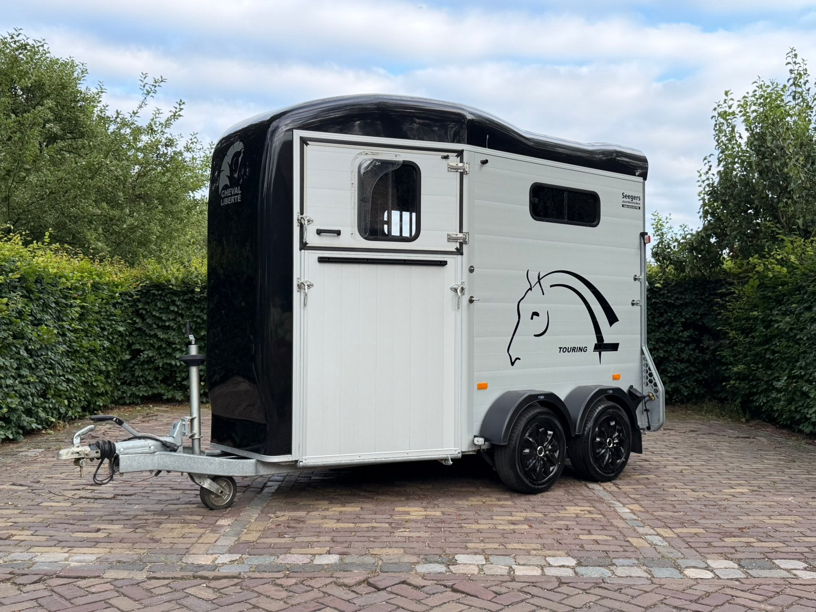 Top staat 2 paards cheval liberte touring met vooruitloop, Dieren en Toebehoren, Ophalen, Aluminium, Zo goed als nieuw, 2-paards trailer