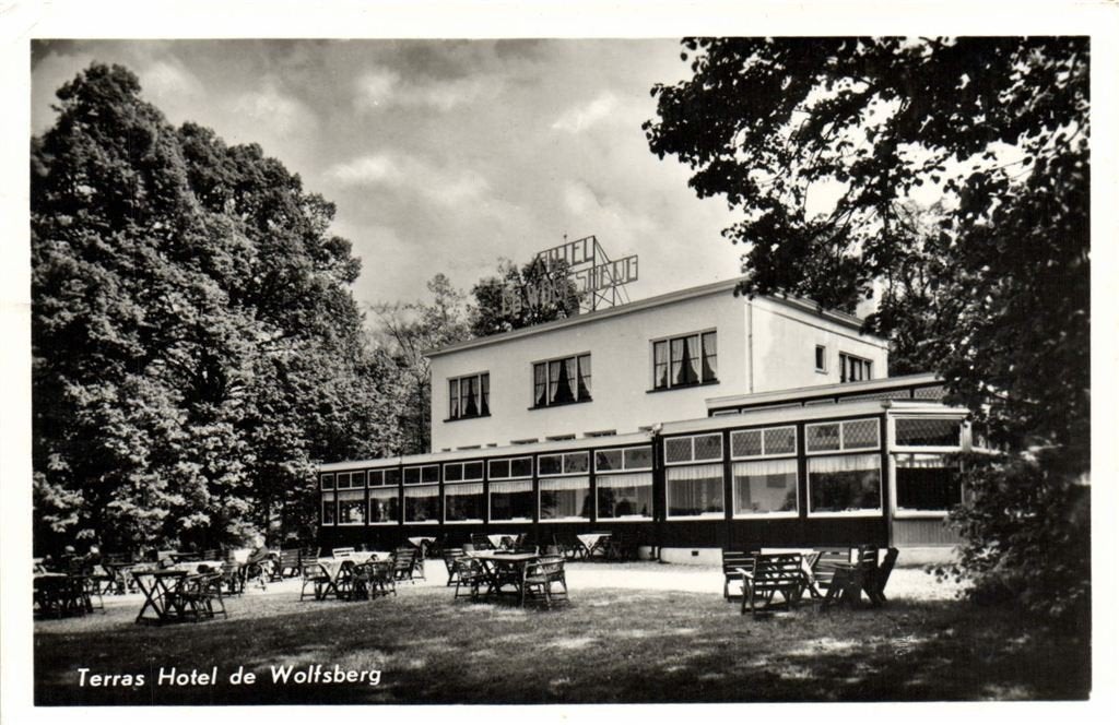 Terras Hotel de Wolfsberg - Groesbeek bij Nijmegen - 1963 ge, Verzamelen, Ansichtkaarten | Nederland, Verzenden, 1960 tot 1980