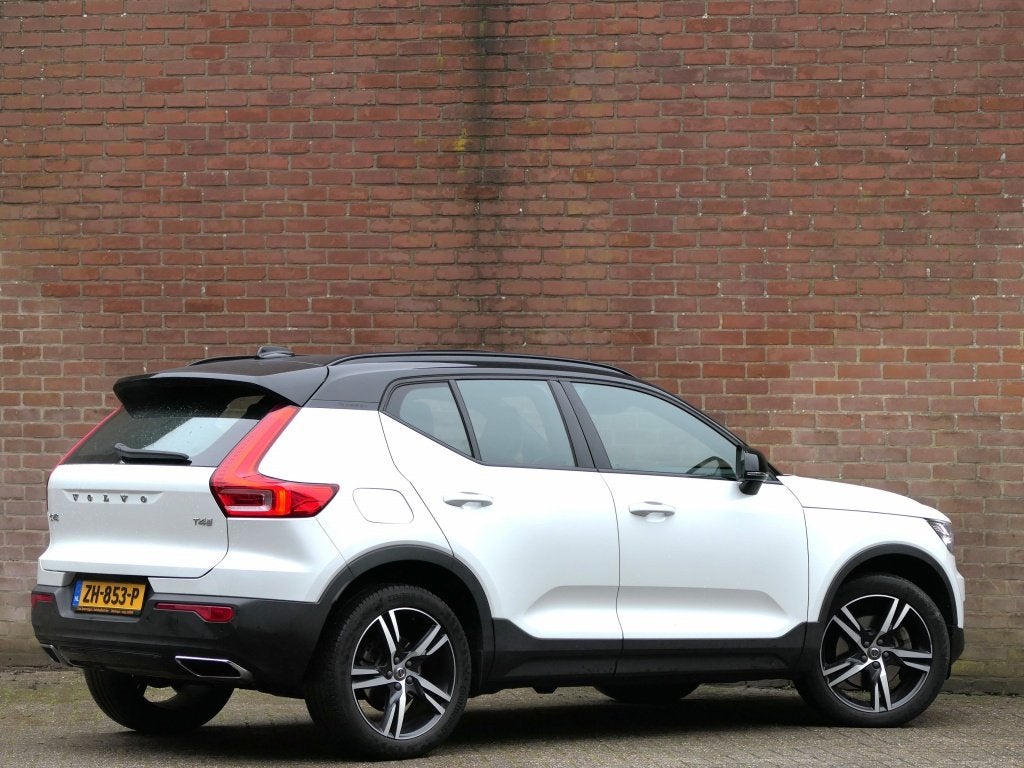 Volvo XC40 2.0 T4 R-Design 12MND garantie Panoramadak / Park, Auto's, Volvo, 15 km/l, Euro 6, 1969 cc, Wit