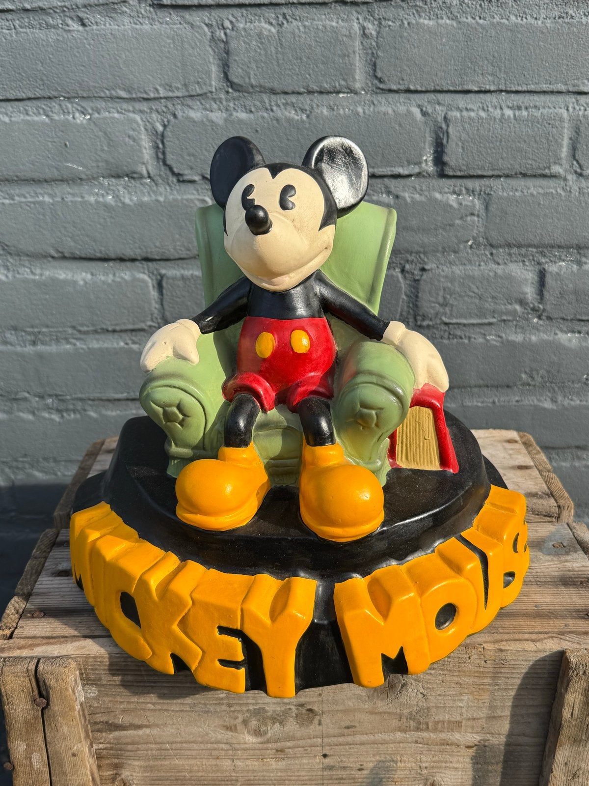 Vintage Mickey Mouse beeldje in stoel - Disney, Ophalen, Mickey Mouse, Gebruikt, Beeldje of Figuurtje
