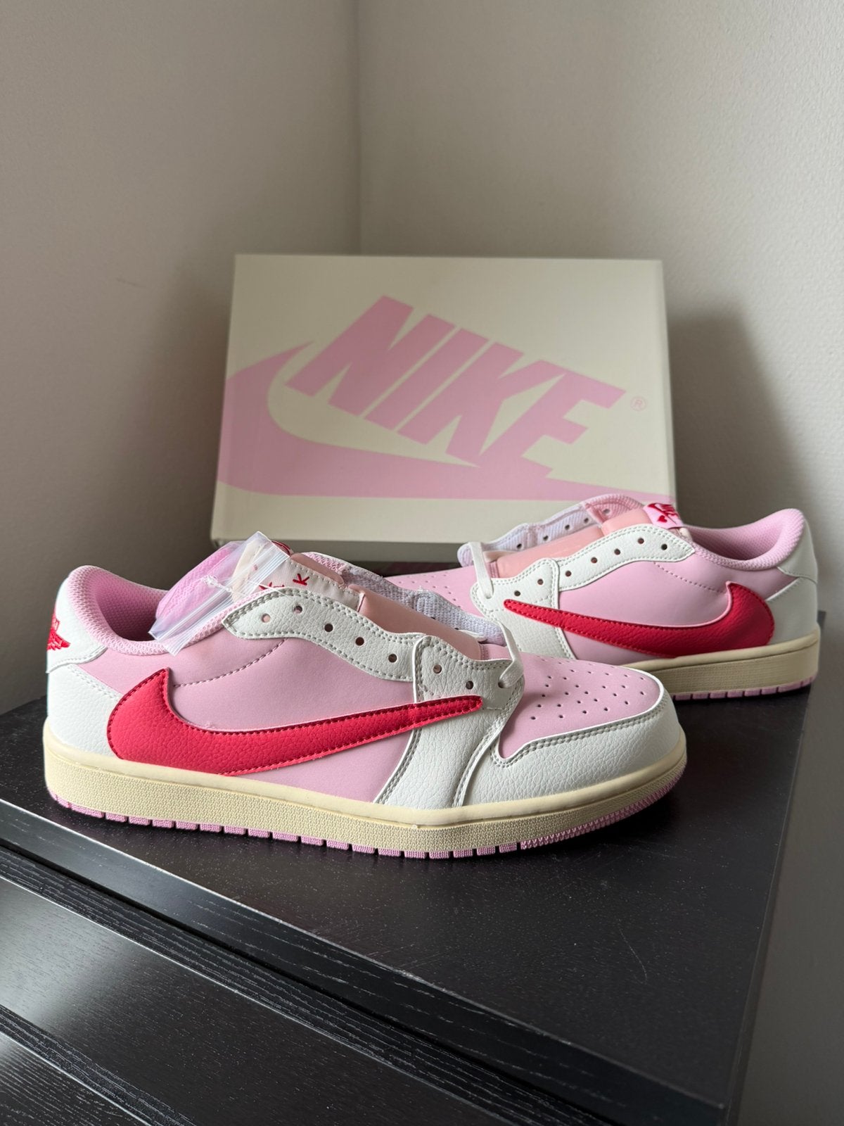 Travis Scott x Air Jordan 1 Low OG 'Sail & Shy Pink', Overige kleuren, Nieuw, Ophalen of Verzenden, Sneakers of Gympen