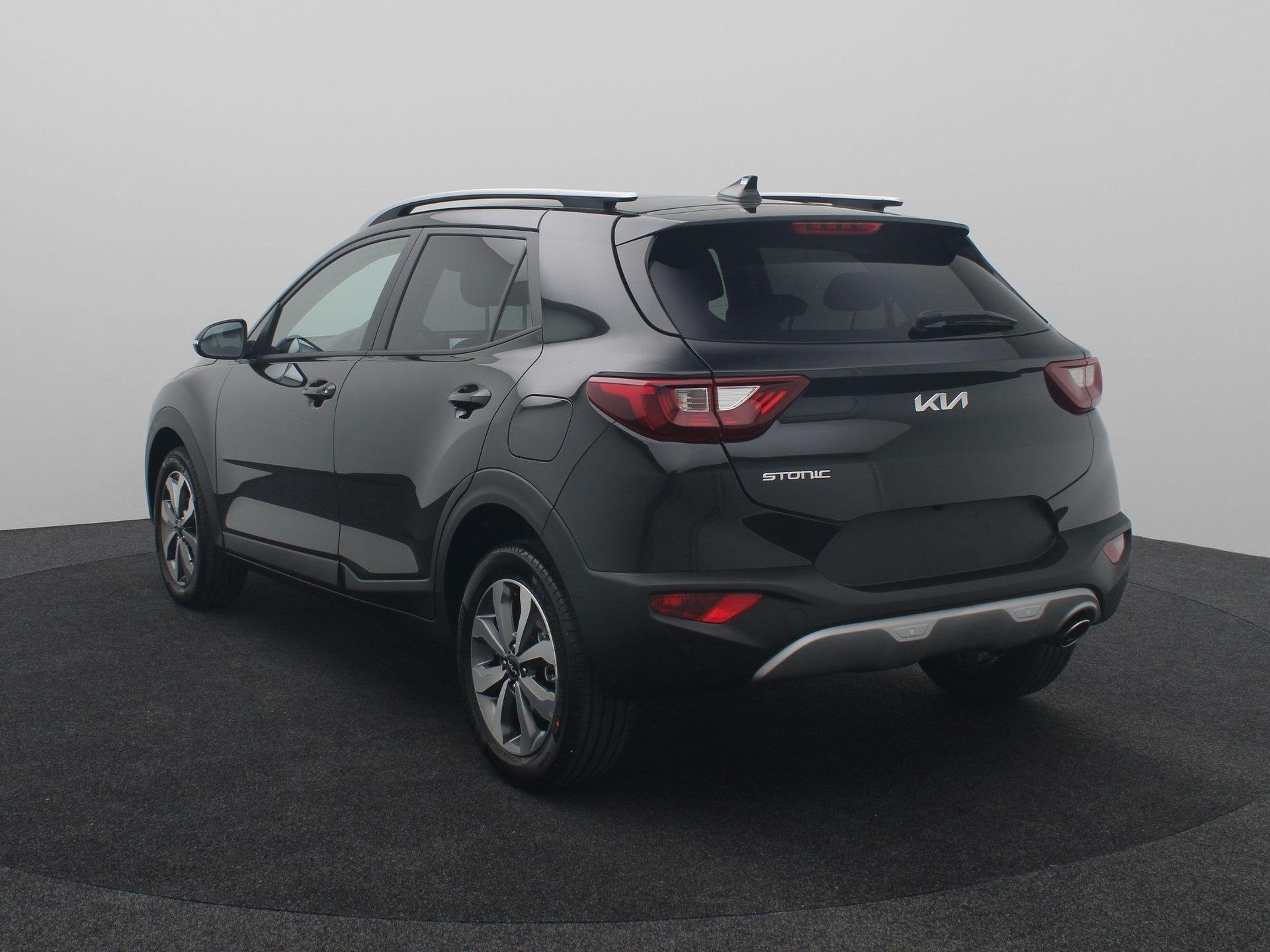 Kia Stonic 1.0 T-GDi MHEV DynamicPlusLine | Uit Voorraad lev, Auto's, Kia, Voorwielaandrijving, Zwart, Handgeschakeld, 3 cilinders