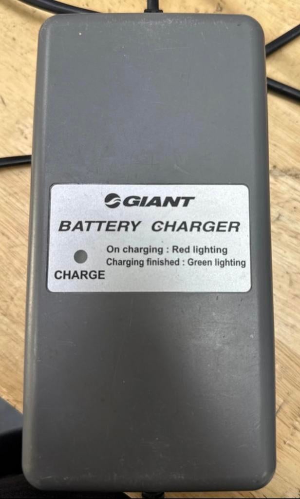 Giant Batterijlader NC-SSC07GNT 40.0V 2A 5 pins, Fietsen en Brommers, Ophalen of Verzenden, Gebruikt