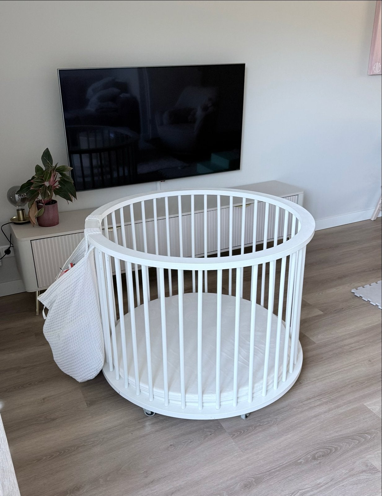 Ronde houten babybox met matras, Kinderen en Baby's, Ophalen, Zo goed als nieuw, Rond, In hoogte verstelbaar