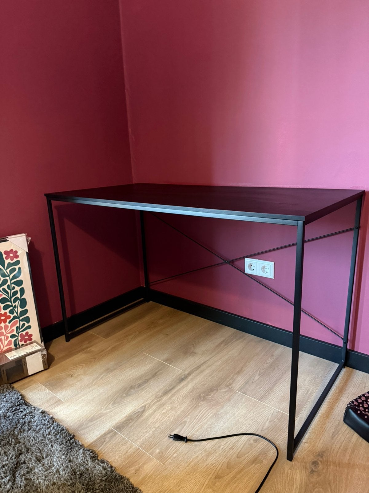 Zwart bureau. Stalen poten en blad van hout, Ophalen, 120 cm, Hout, Zo goed als nieuw