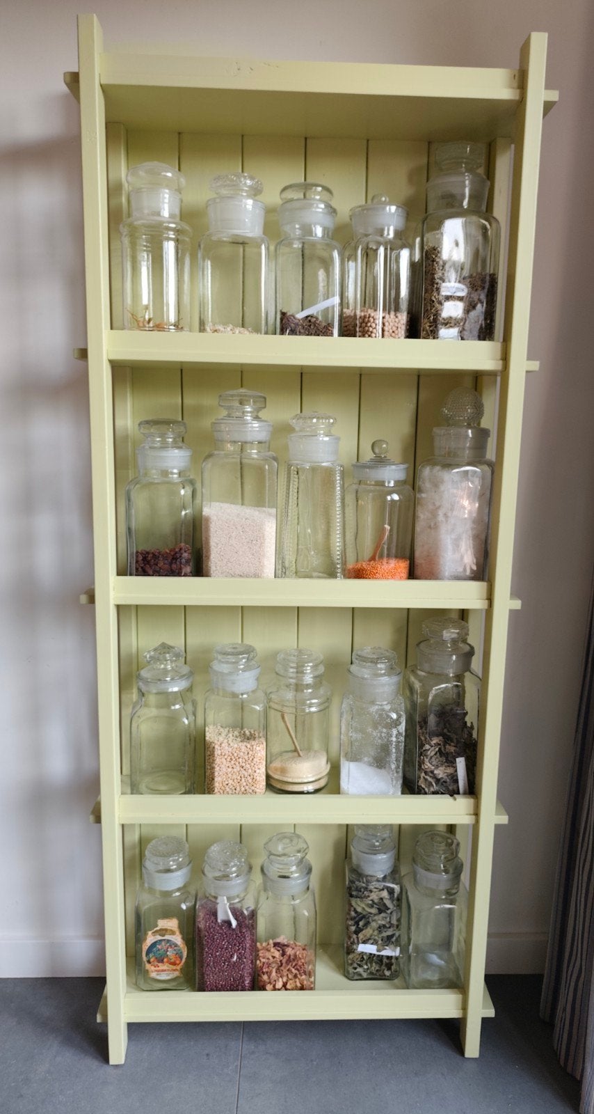 Brocante kruideniers kast inclusief antieke stopflessen, Ophalen, Met plank(en), Gebruikt, 25 tot 50 cm