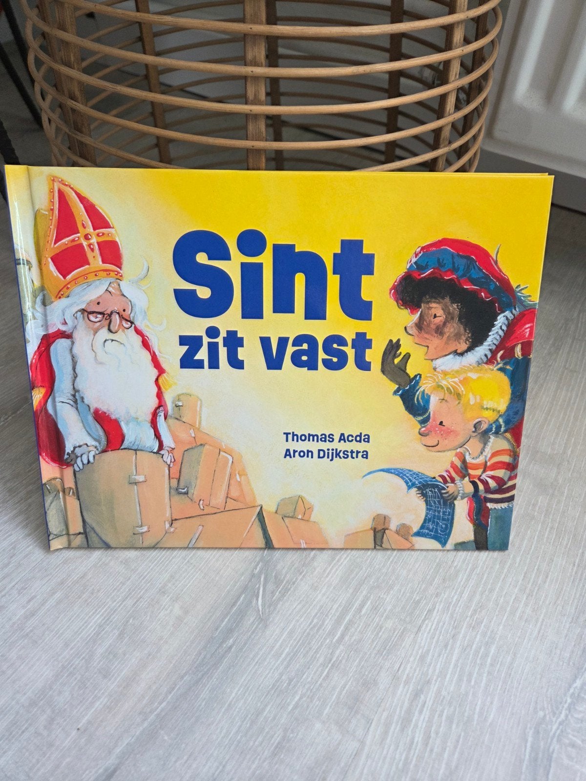 Sint zit vast - Thomas Acda & Aron Dijkstra, Ophalen of Verzenden, Zo goed als nieuw, Thomas Acda & Aron Dijkstra, Sprookjes
