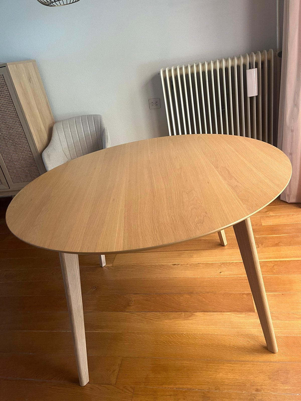 Ronde Jysk eettafel, 120 cm, met klein krasje, Ophalen, Gebruikt, 100 tot 150 cm, Rond