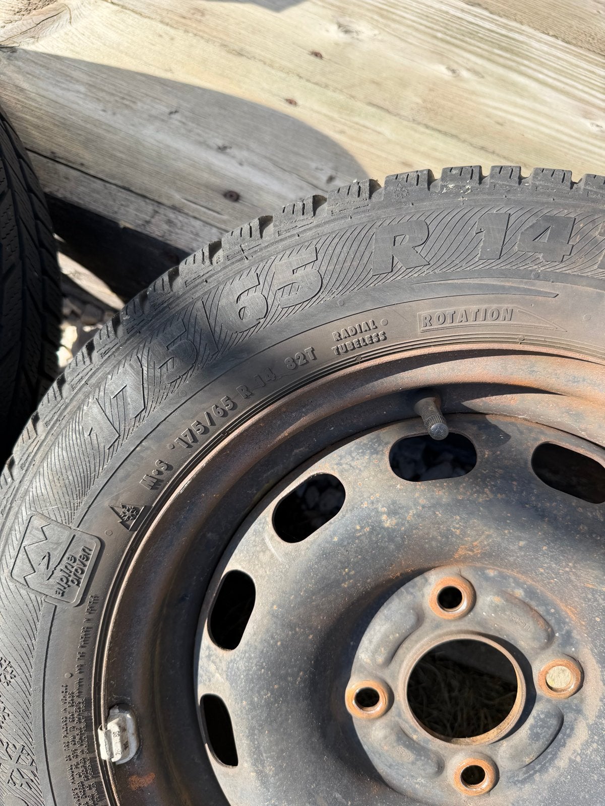 Winterbanden op stalen velgen - 175/65 R14, Auto-onderdelen, Banden en Velgen, 14 inch, Gebruikt, 175 mm, Banden en Velgen