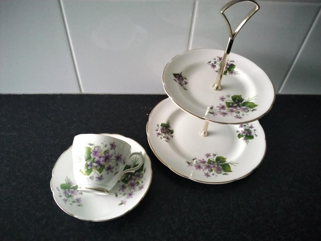 Engelse set van etagere en kop en schotel viooltjes, Ophalen of Verzenden, Overige stijlen, Kop(pen) en/of Schotel(s)