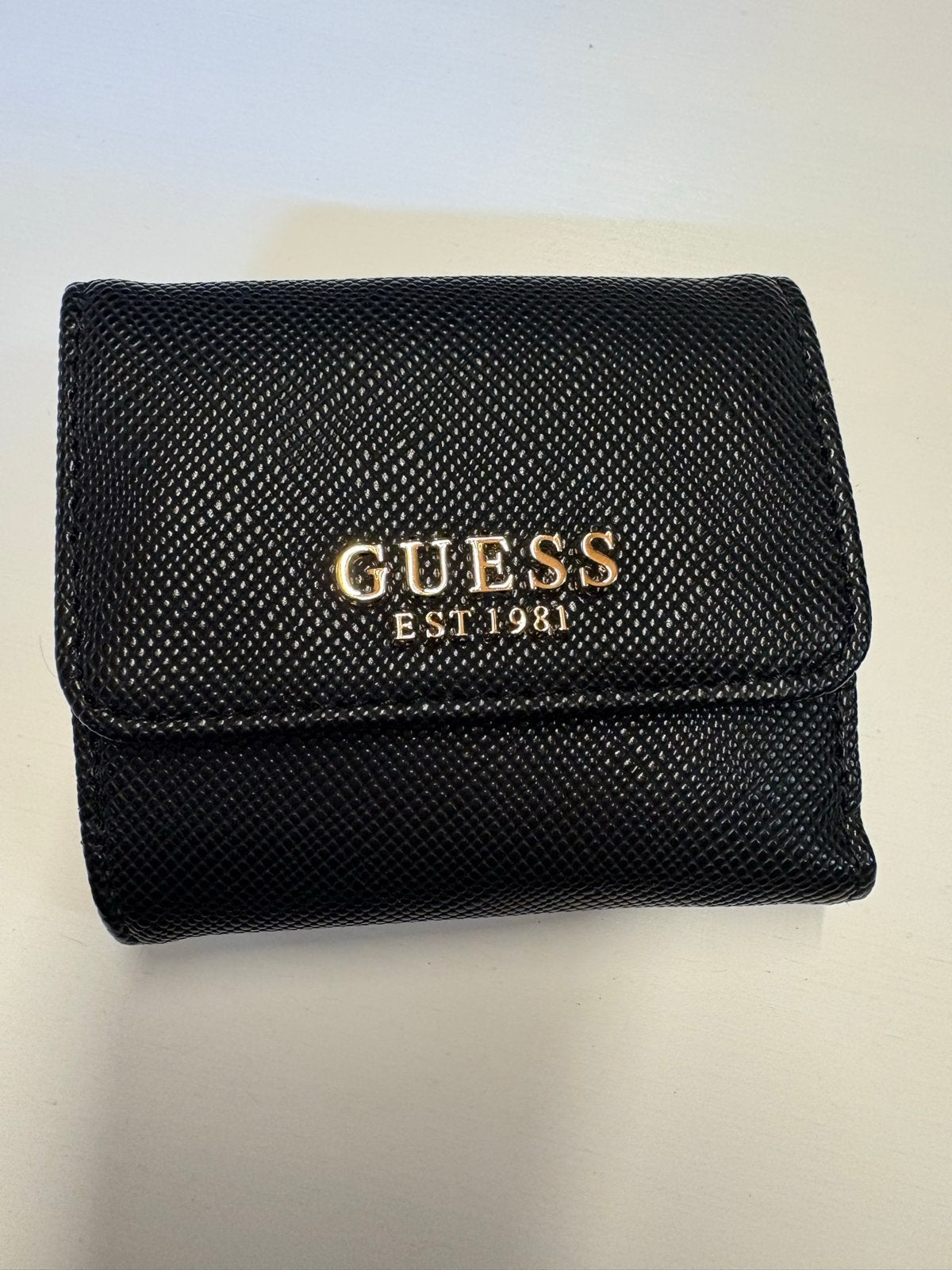 Guess portemonnee zwart met goudkleurig logo, Sieraden, Tassen en Uiterlijk, Portemonnees, Nieuw, Ophalen of Verzenden, Met knipsluiting
