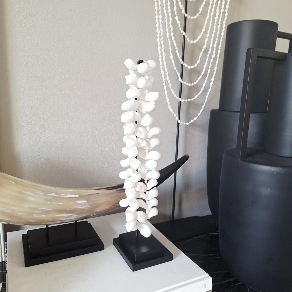 Hoge witte schelpenketting streng 37 cm op zwarte voet, Zwart, Nieuw, Ophalen of Verzenden, X