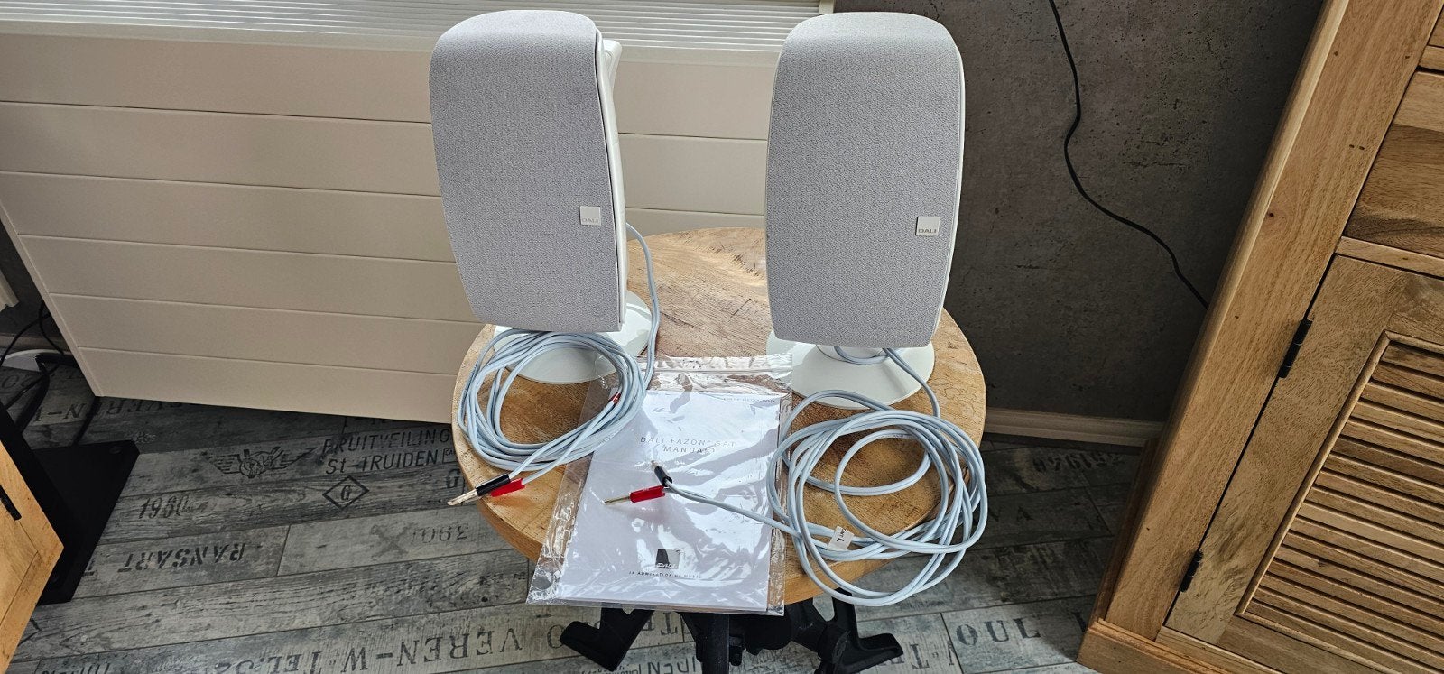 Dali Fazon Satelliet speakers.
