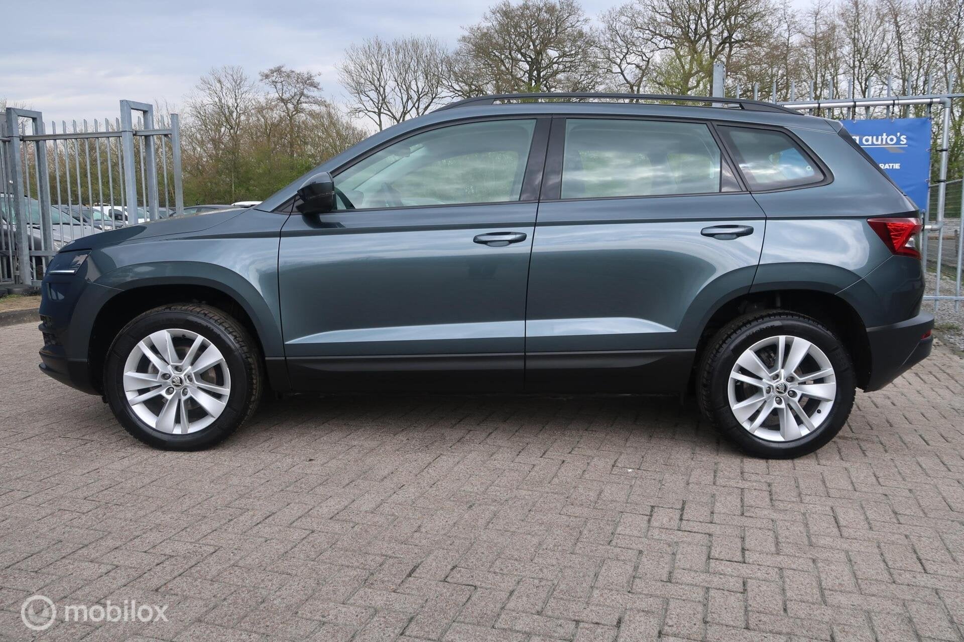 Skoda Karoq 1.0 TSI Style Business,CARPLAY,NAVI,CLIMA,CAMERA, Auto's, Voorwielaandrijving, Dealer onderhouden, Stof, Zwart