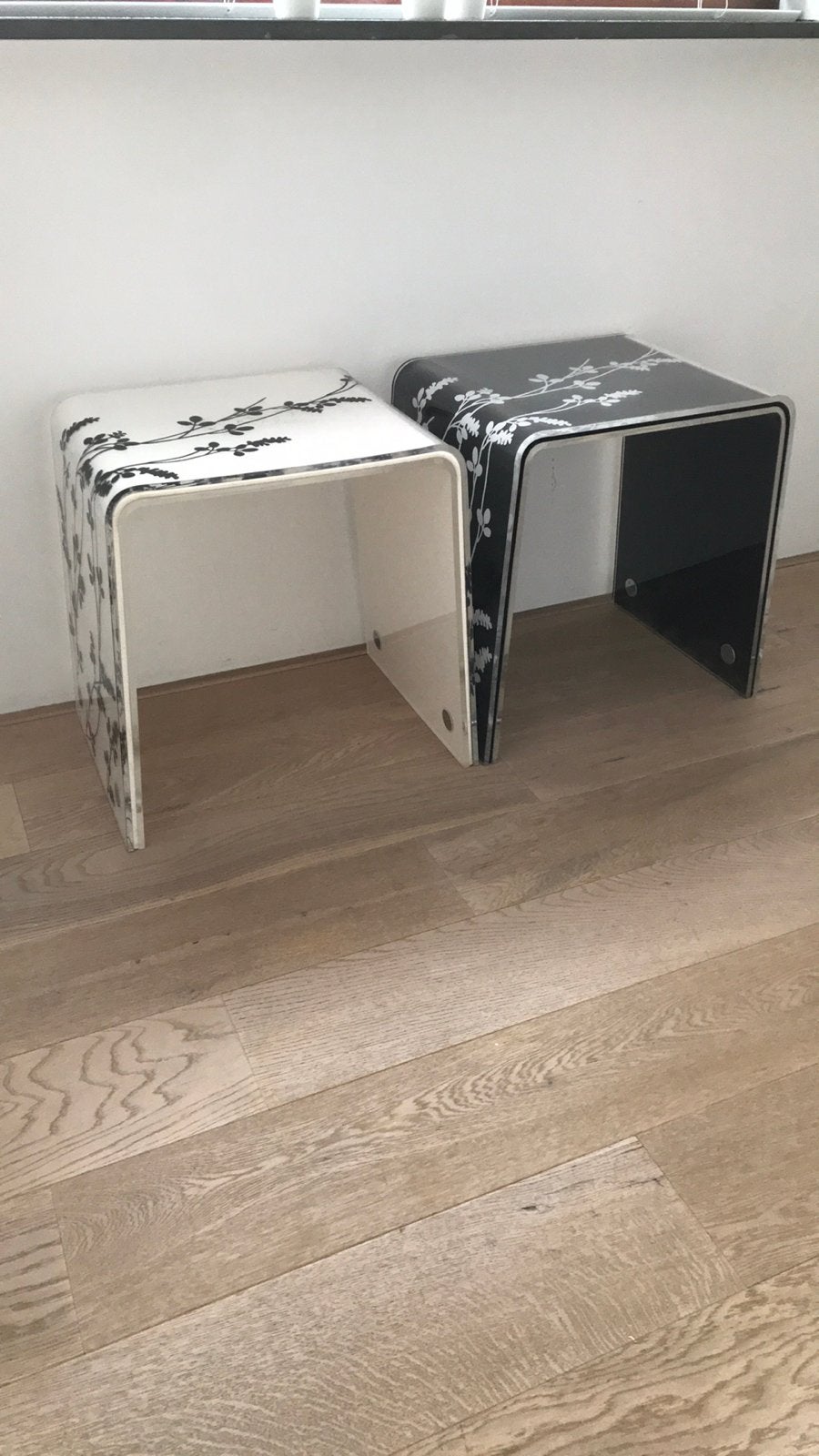 Zwart en wit bijzet tafeltje met decoratie van bruynzeel, Kunststof, Gebruikt, 50 tot 100 cm, Vierkant