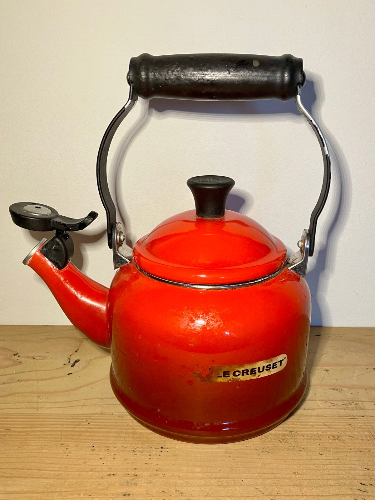 Le Creuset fluitketel - Klassiek rood design, Gebruikt, Ophalen of Verzenden, Metaal, Rood