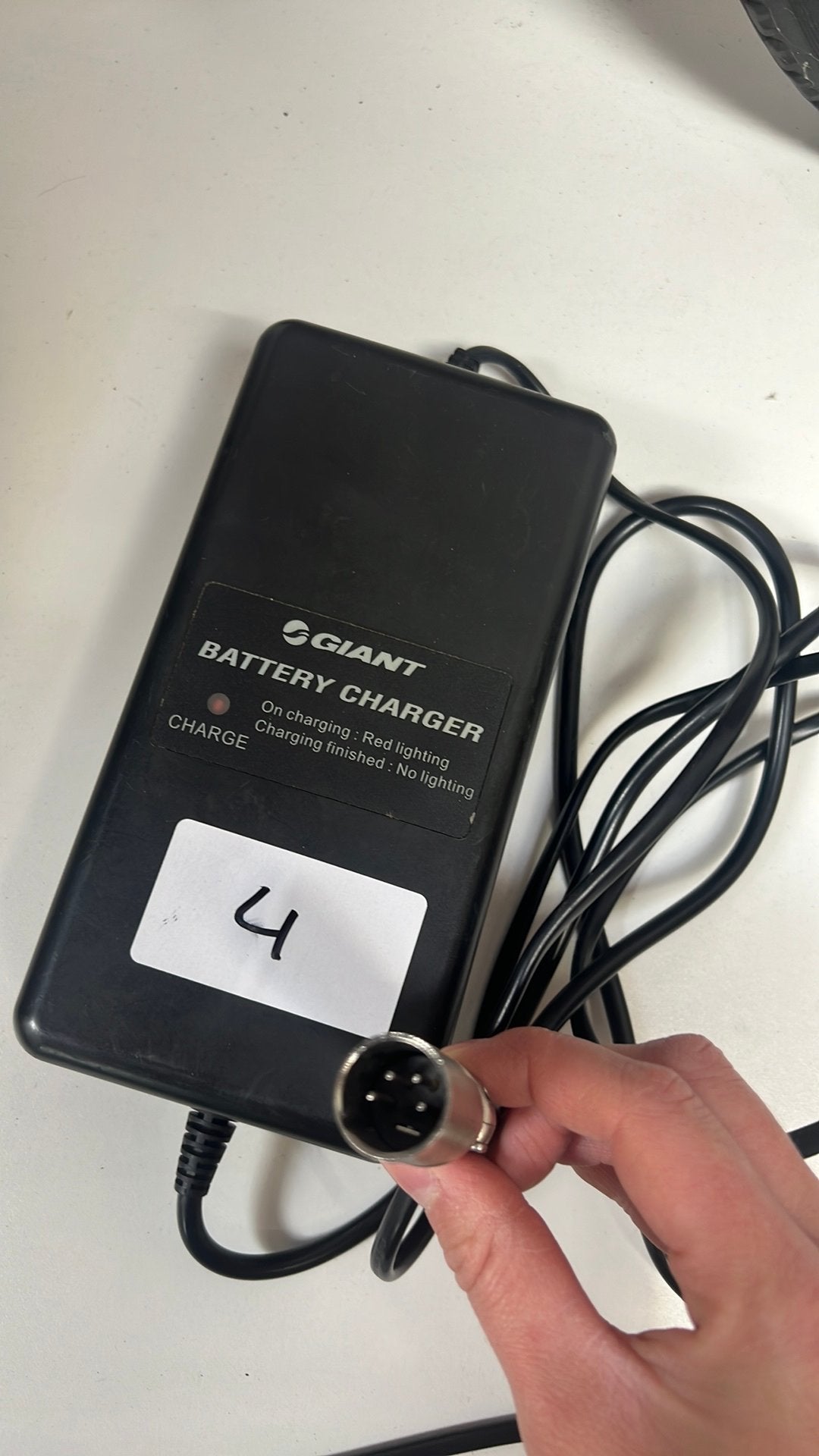 Giant oplader 4 pin
