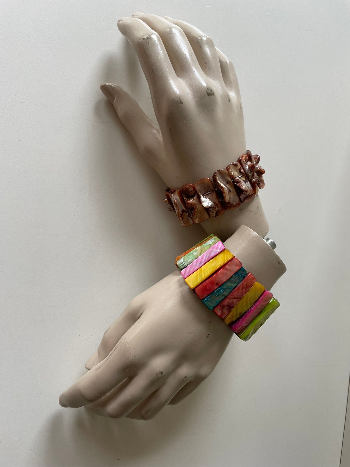 2 parelmoer armbanden ( in Hilversum ), Sieraden, Tassen en Uiterlijk, Ophalen of Verzenden, Elastiek