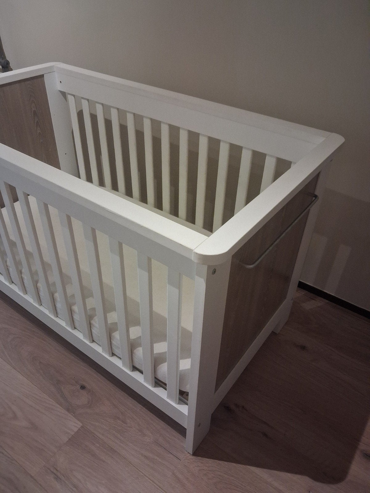 Ledikant Babytieners wit/houtlook (commode beschikbaar), Ophalen, Zo goed als nieuw, Ledikant