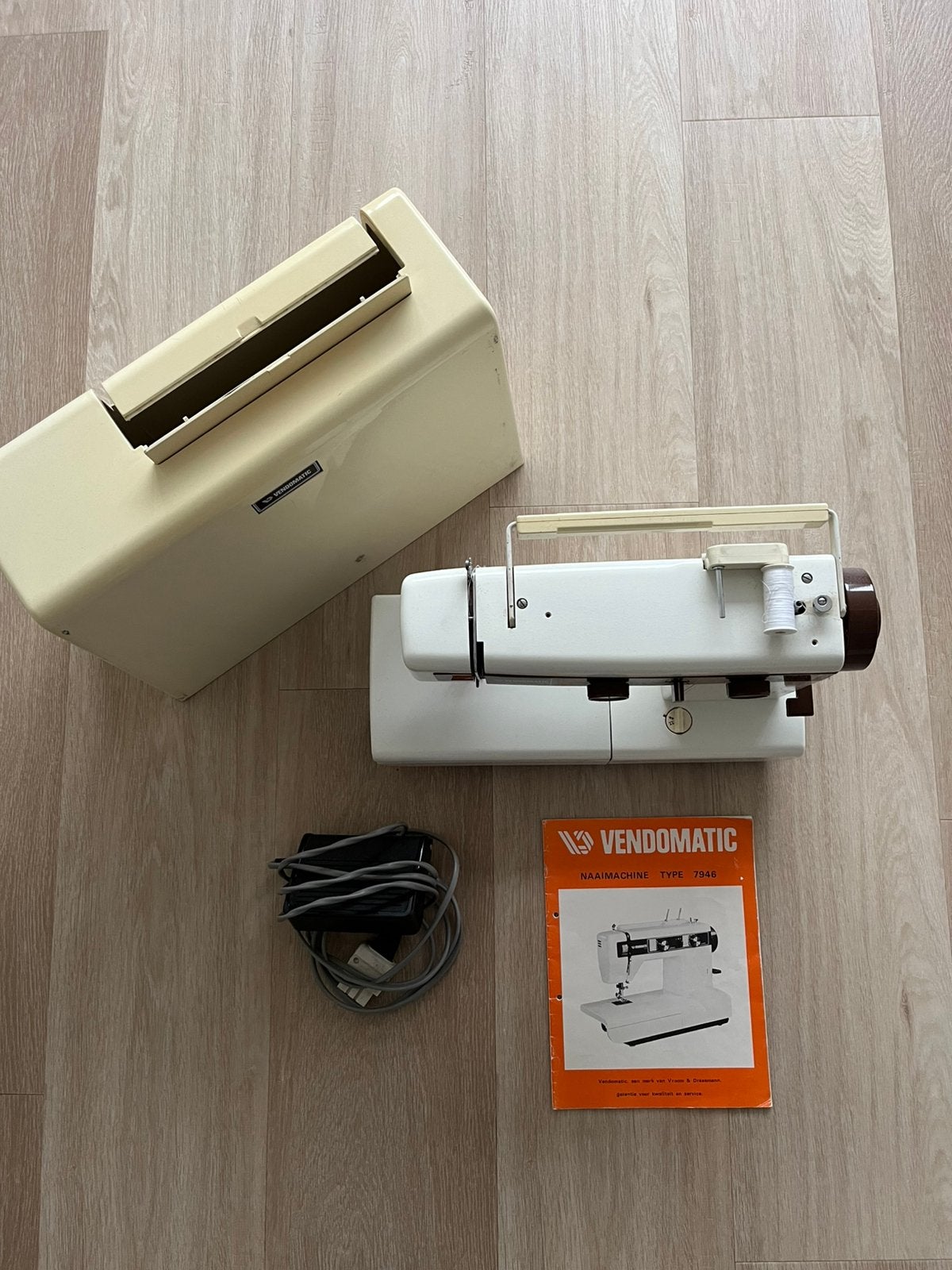 Vintage Vendomatic naaimachine model 7946 met boekje, Ophalen, Zo goed als nieuw, Naaimachine, Overige merken