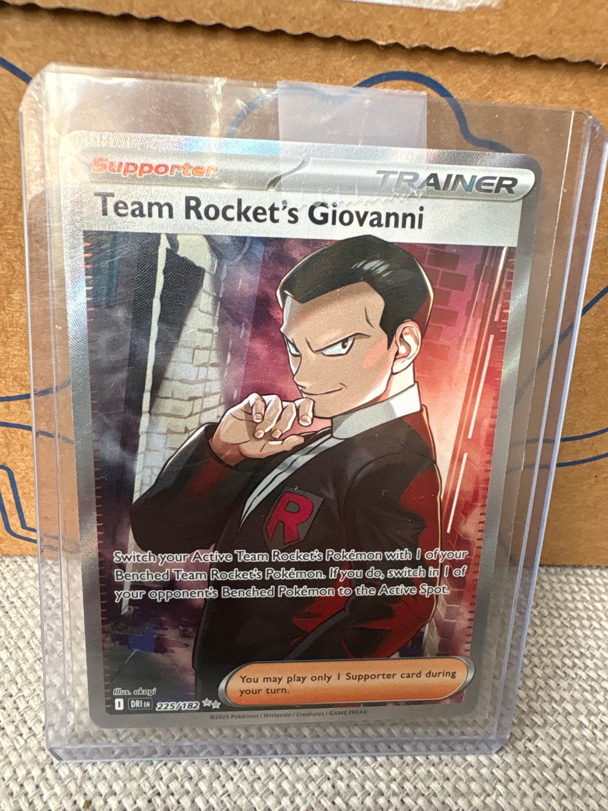 Team Rocket's Giovanni Trainer 225 DRI, Hobby en Vrije tijd, Verzamelkaartspellen | Pokémon, Ophalen of Verzenden, Zo goed als nieuw
