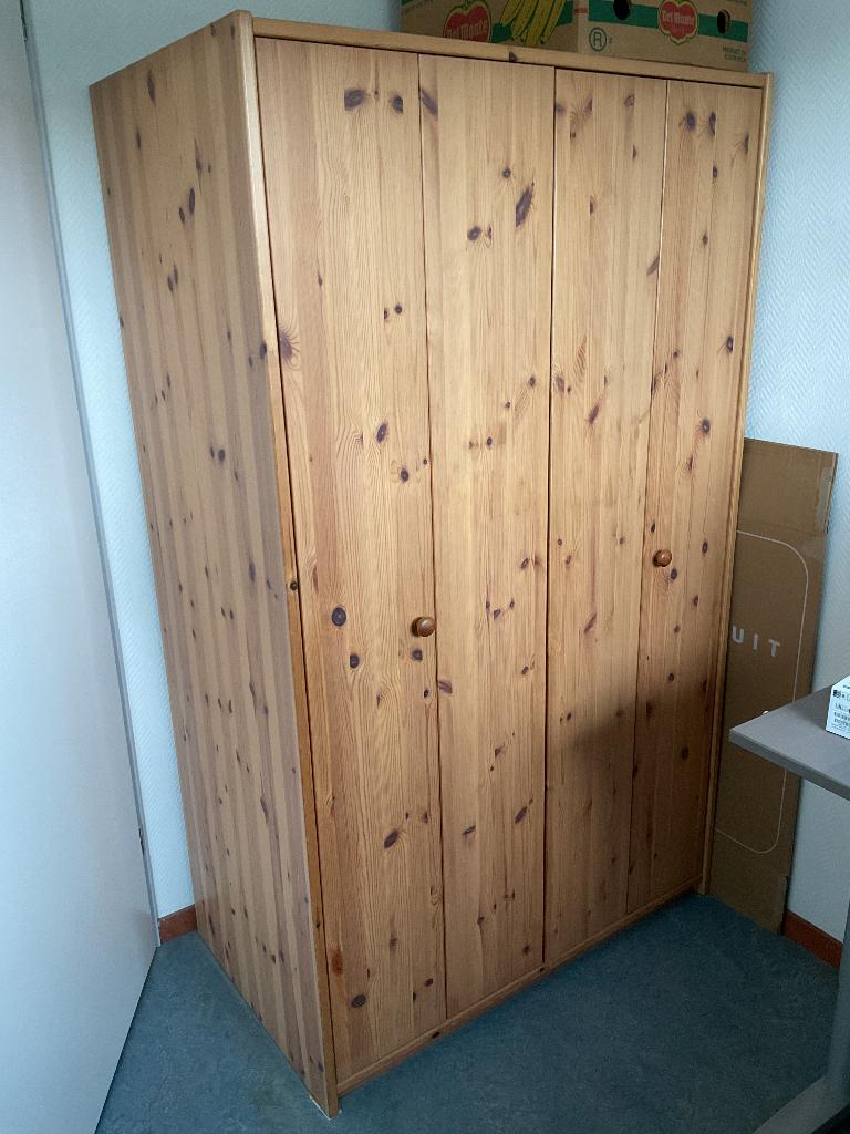 Mooie grenen Kledingkast met vouwdeuren, Ophalen, Met deur(en), Gebruikt, 100 tot 150 cm