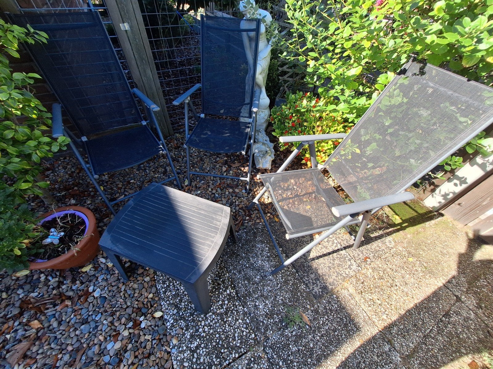 Set van 3 opklapbare tuinstoelen en bijzettafel, Ophalen, Kunststof, Gebruikt, Bijzettafel