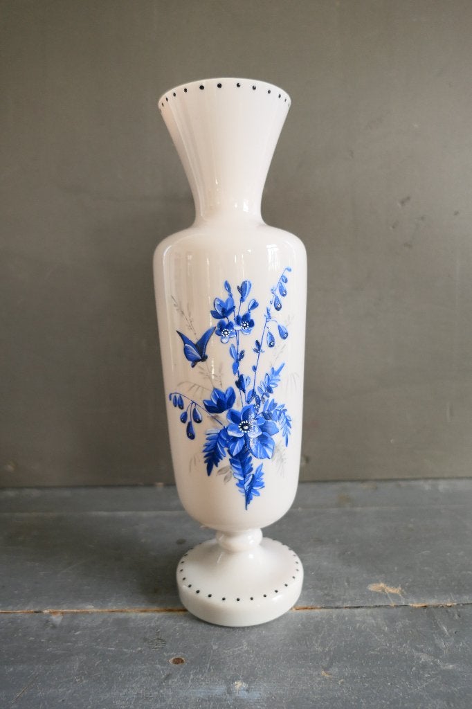 Antieke opaline glazen vaas lichtgrijs met blauwe bloemen, Verzenden