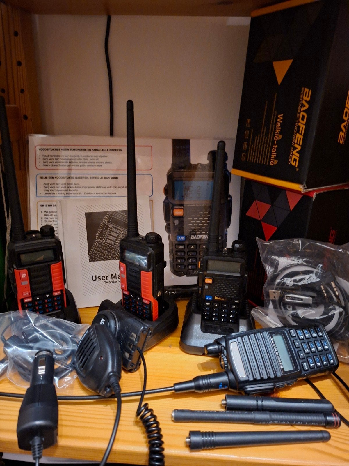 4 Baofeng UV-10R Walkie Talkies met accessoires, 5 tot 15 km, Ophalen of Verzenden, Zo goed als nieuw, Portofoon of Walkie-talkie