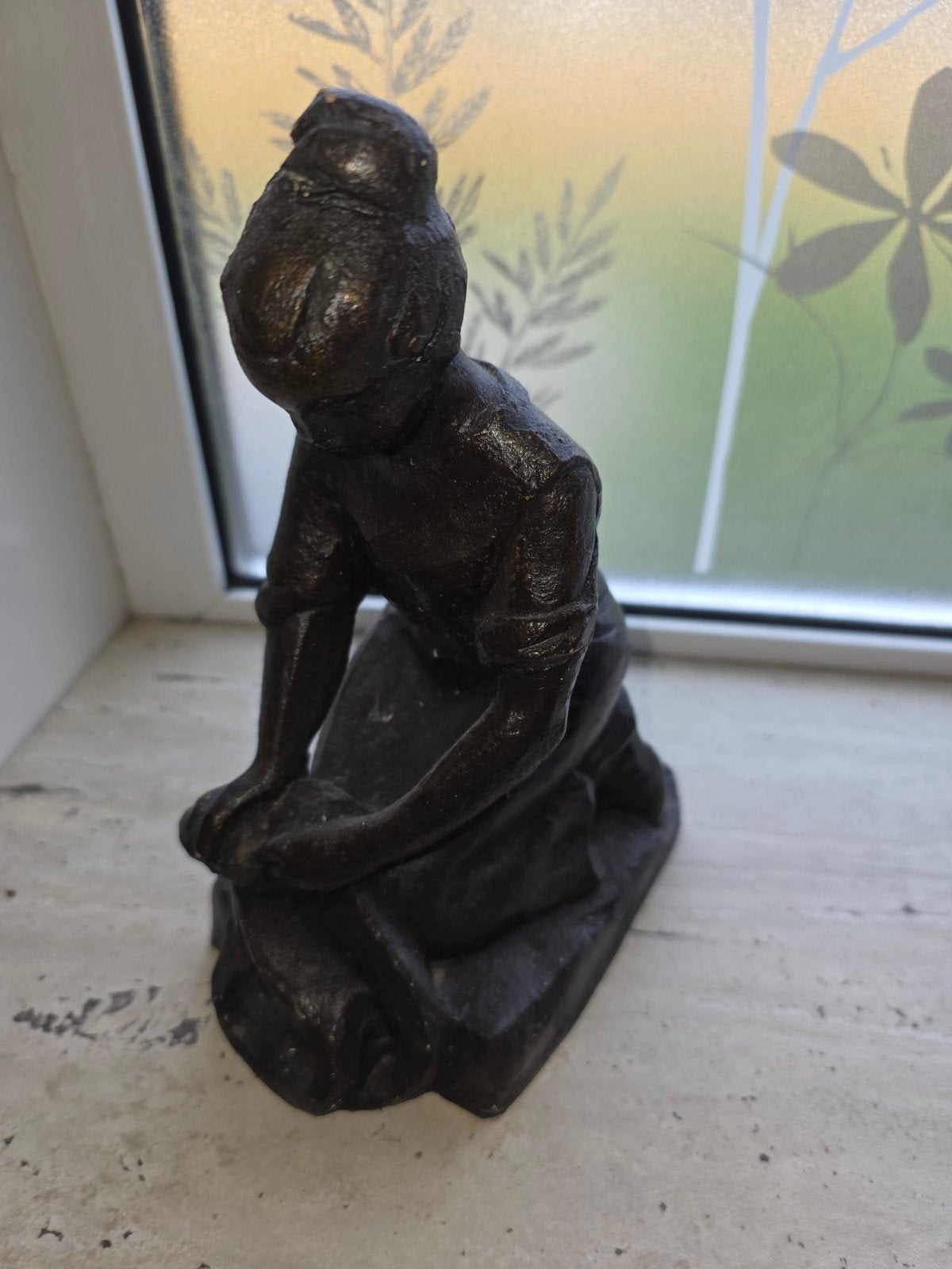 beeldje van knielende wasvrouw Beek- Ubbergen, Ophalen, Minder dan 20 cm, Gips, Gepatineerd
