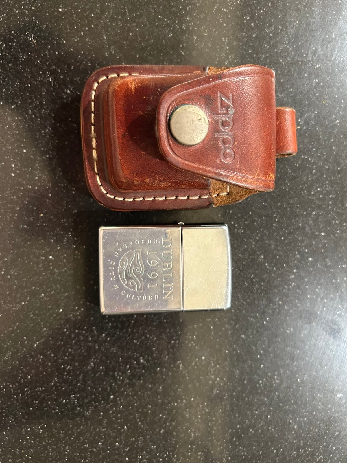 Zippo aansteker Dublin 1997 met originele lederen etui, Verzamelen, Ophalen, Gebruikt, Aansteker