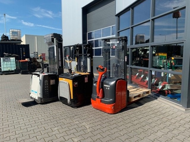 Stapelaars 3 x Linde/Caterpillar/Atlet, Zakelijke goederen, Machines en Bouw | Heftrucks en Intern transport, Ophalen, Stapelaar