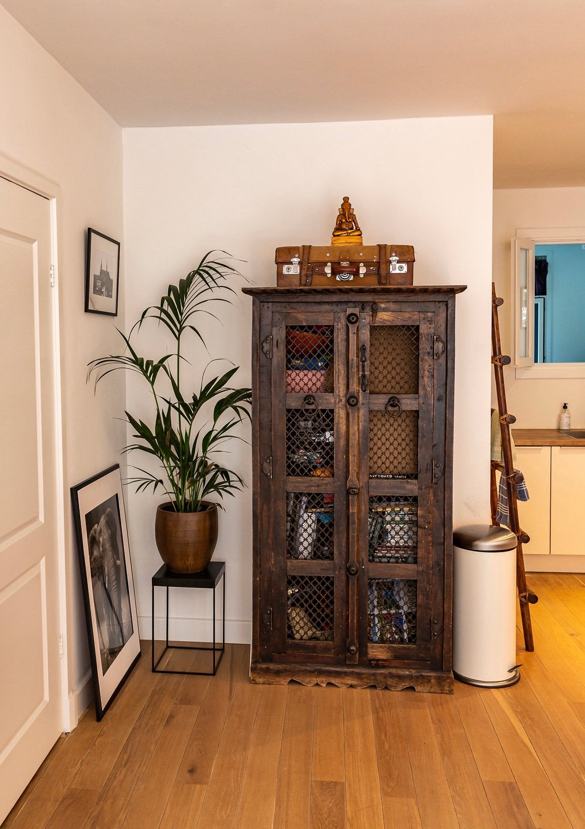 Vintage houten kast met metaalgaas — Indiase stijl, Ophalen