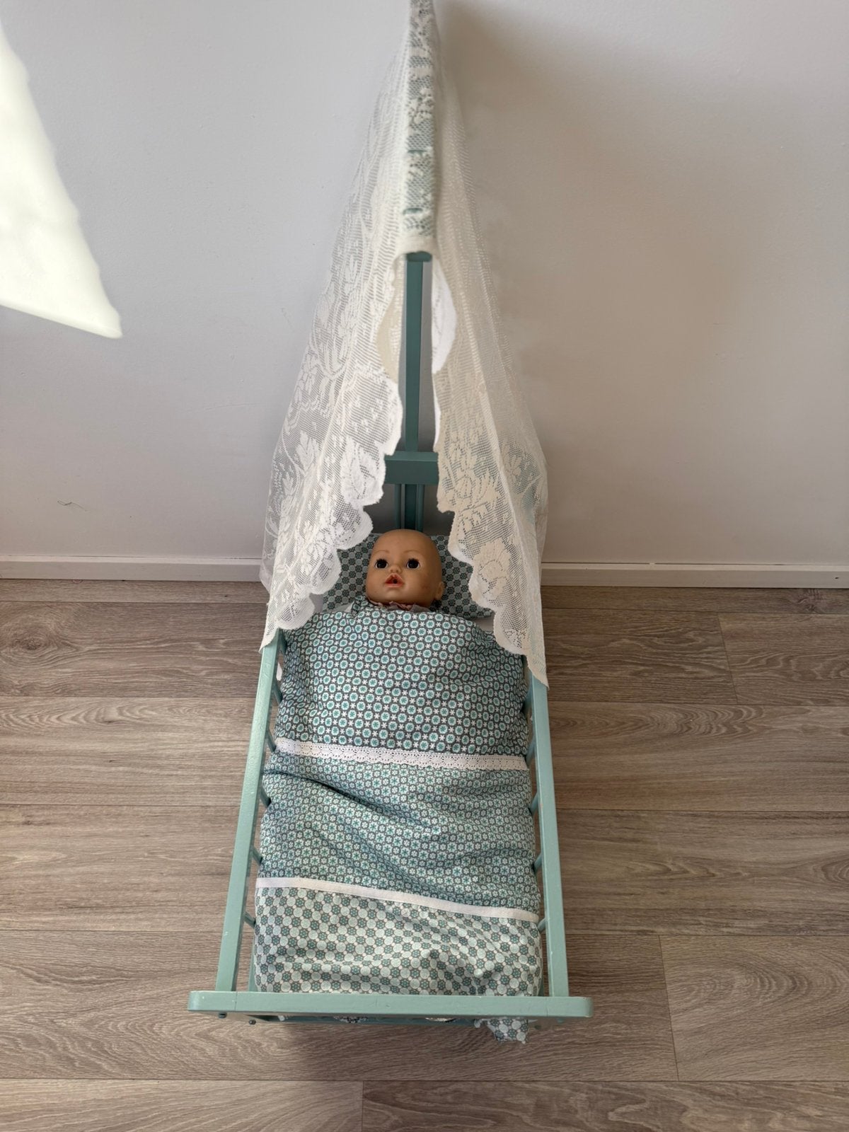 Poppenbed poppenwieg met hemeltje met handgemaakt beddengoed, Kinderen en Baby's, Speelgoed | Poppen, Ophalen, Babypop
