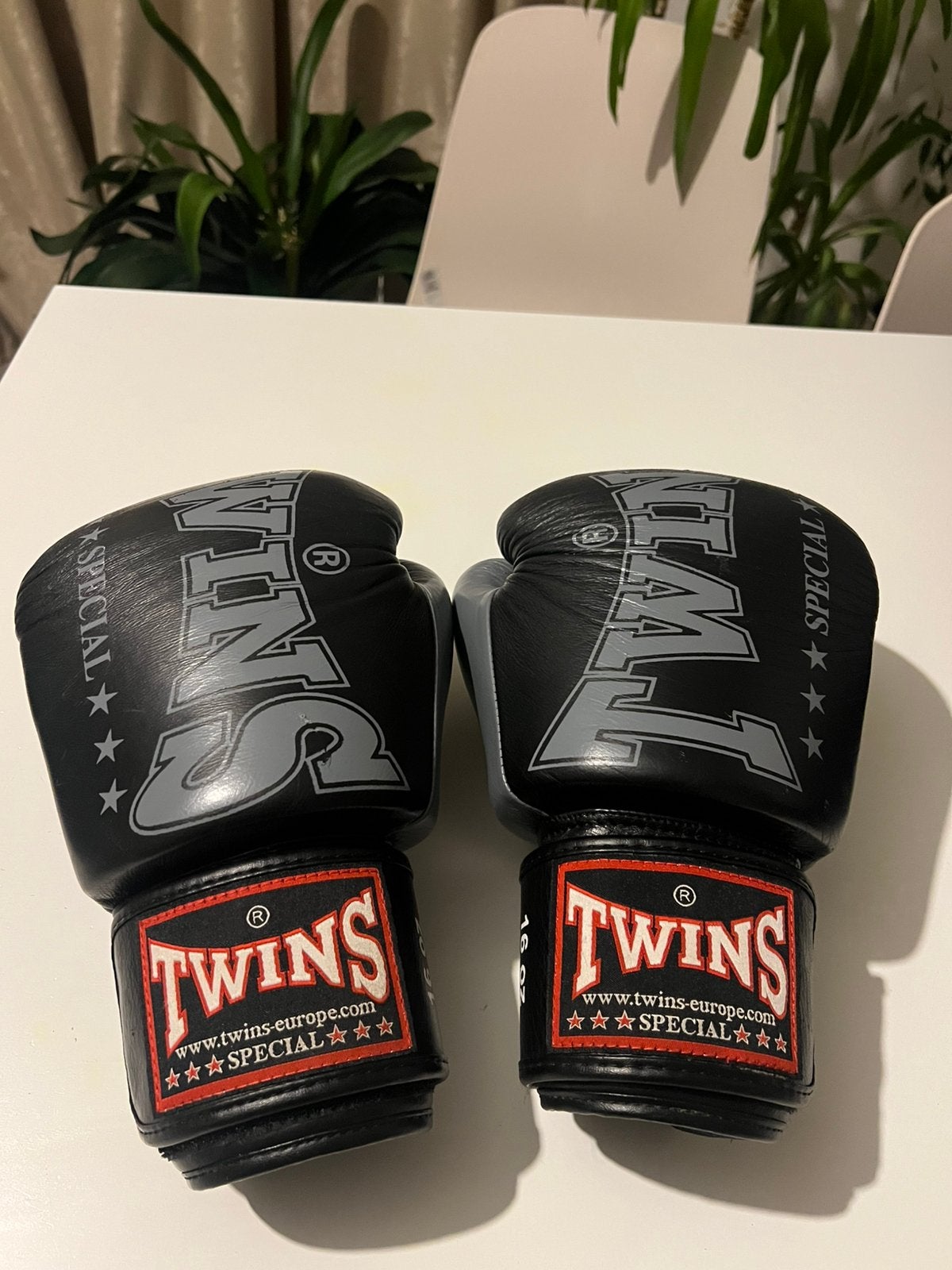 Twins bokshandschoenen 16oz zie omschrijving, Ophalen of Verzenden, Zo goed als nieuw, Overige