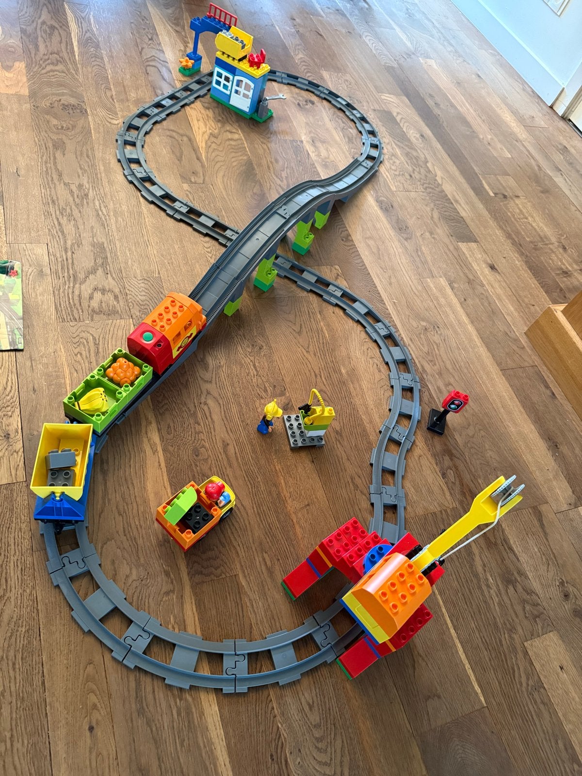 Foto 3 van Duplo 10508 Elektrische Trein met Extra Rails