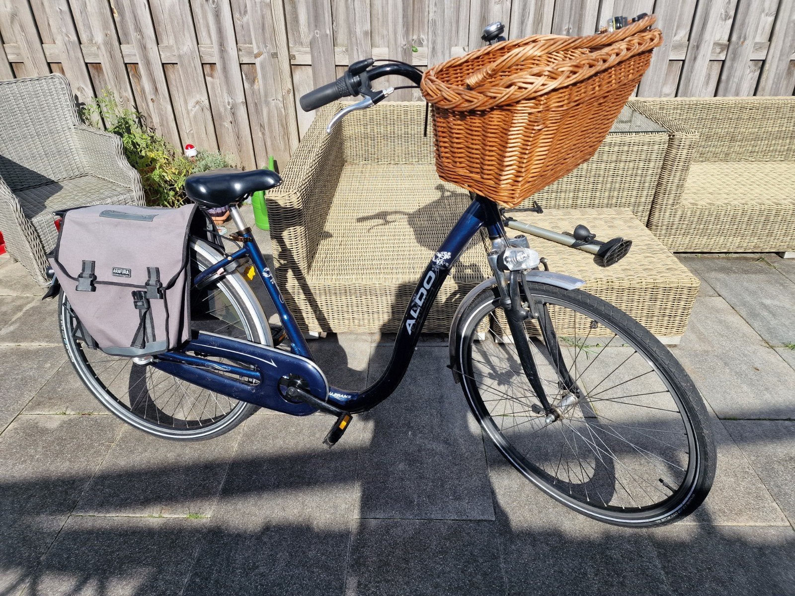 Aldo Fiets met mand en fietstassen, Fietsen en Brommers, Gebruikt, Velgrem, (Extra) lage instap, 47 tot 50 cm