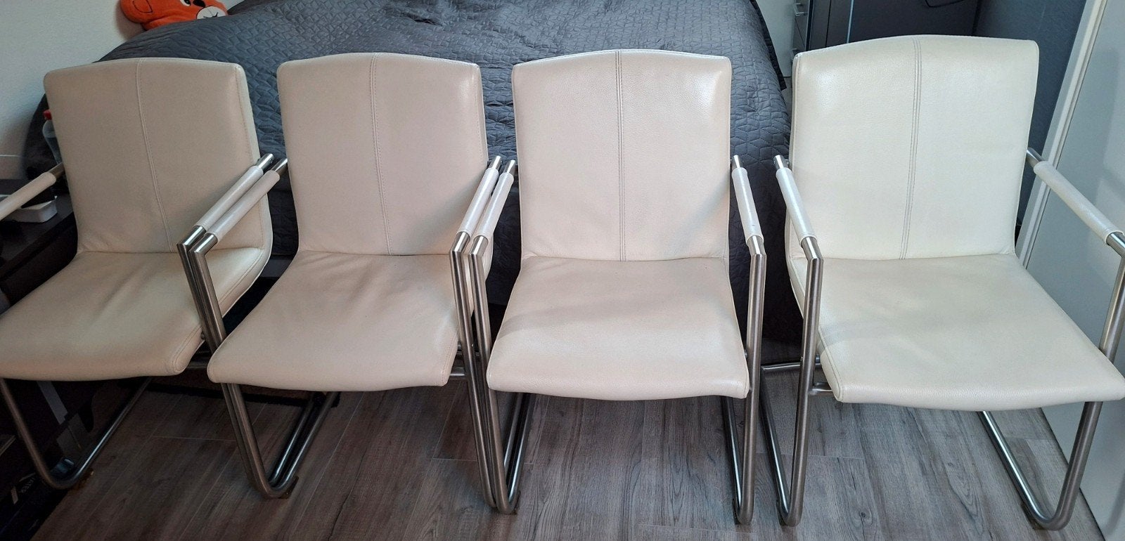 4x eetkamerstoel roomwit leer rvs frame met armleuning, Ophalen, Gebruikt, Vier, Modern