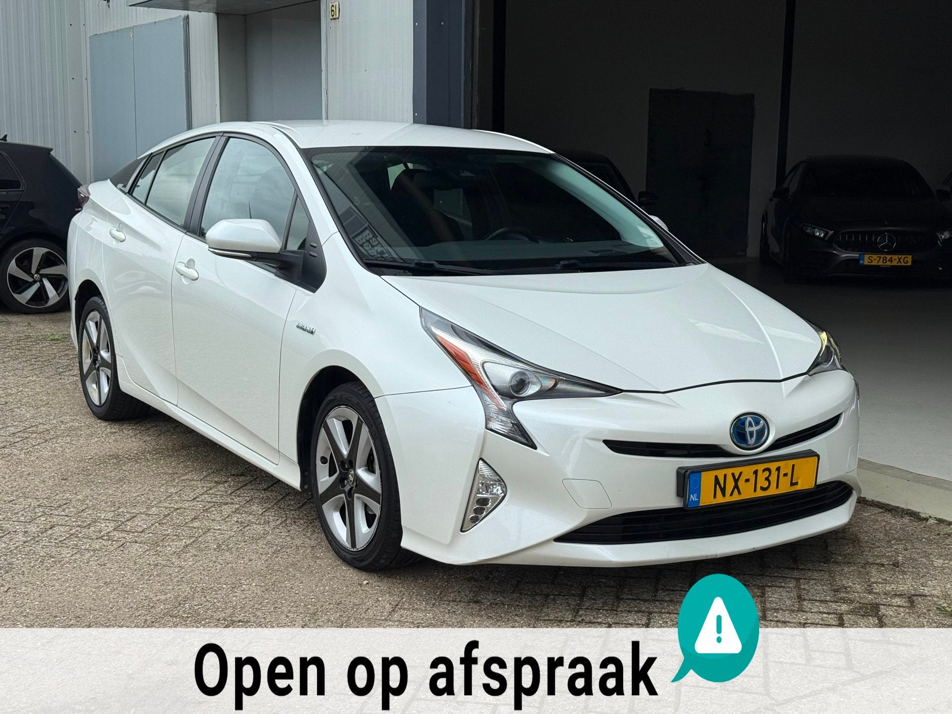 Toyota Prius 1.8 Dynamic Full Hybrid Camera Dealer OH NAP!, Auto's, Dealer onderhouden, Stof, Wit, Bedrijf