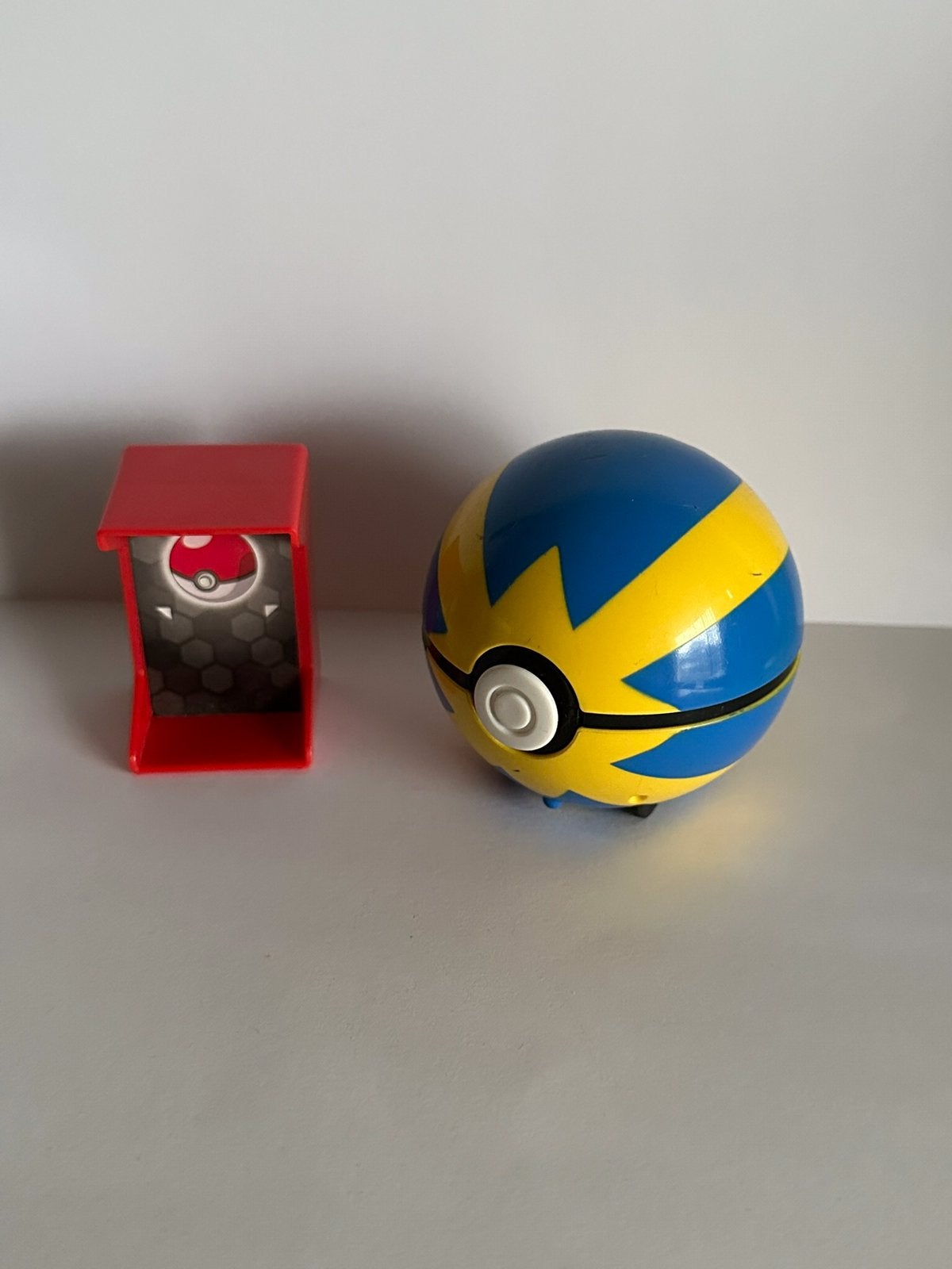 Tomy Pokemon pull back Pokeball zonder figuurtje, Ophalen of Verzenden, Zo goed als nieuw