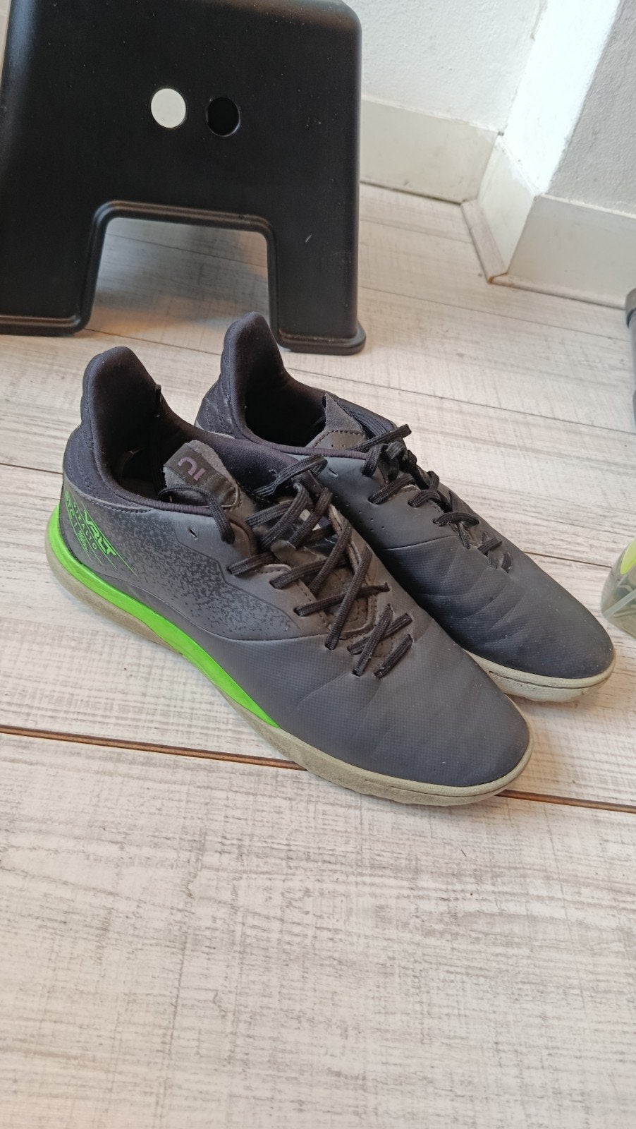Zaalvoetbalschoenen (Kipsta) - Maat 43 EU, Ophalen, Zo goed als nieuw, Sportschoenen, Zwart