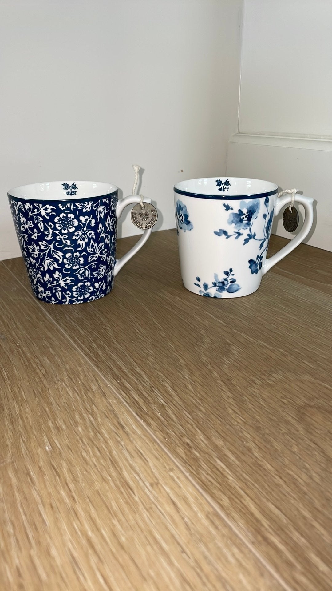 Twee bekers/mokken van Laura Ashley, Verzenden, Zo goed als nieuw, Overige stijlen, Kop(pen) en/of Schotel(s)